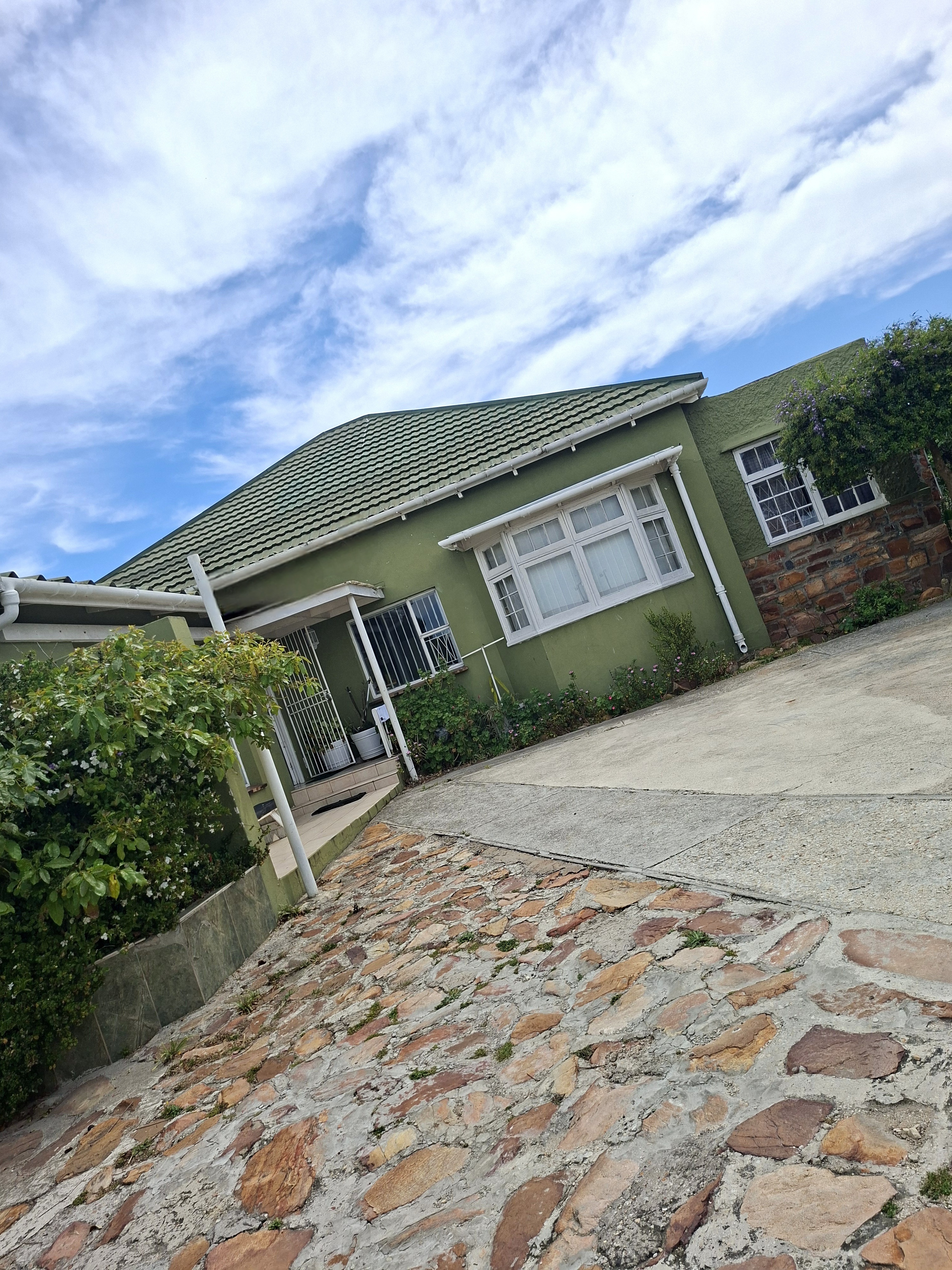Hair colouring with foils at the salon